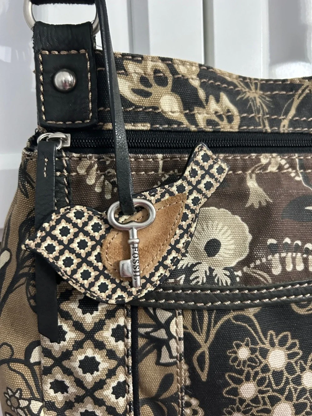Fossil Women’s Canvas Crossbody Bag Brown Black Floral Key Charm Adjust Strap - Picture 14 of 14